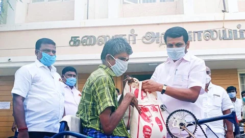 உதவிகள் வழங்கும் செந்தில் பாலாஜி