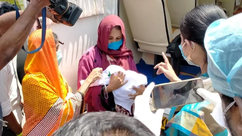 குழந்தையுடன் தாய் சோபியா நசீம் பானு
