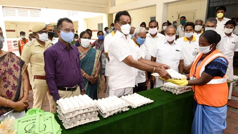 முட்டைகள் வழங்கும் எம்.ஆர்.விஜயபாஸ்கர்