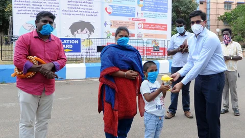 கொரோனா நிதி கொடுக்கும் சிறுவன்