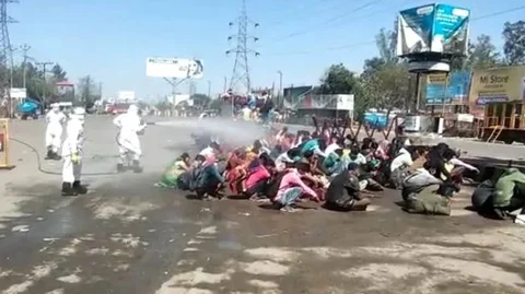பரேலியில் மக்கள் மீது ரசாயனம் தெளிக்கப்பட்ட காட்சிகள்
