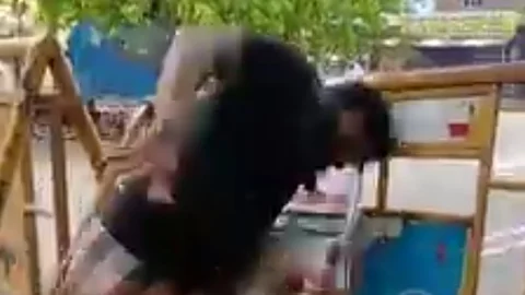 பேரிகார்டில் முட்டும் இளைஞர்