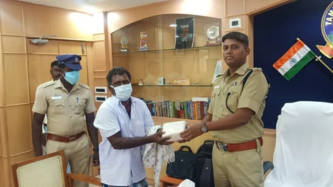 நிதியினை வழங்கும் எஸ்.பி