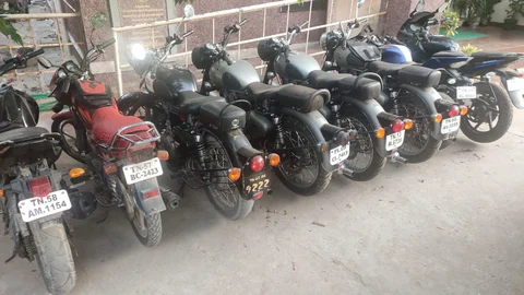 போலீஸாரிடம் சிக்கிய டூவீலர்கள்
