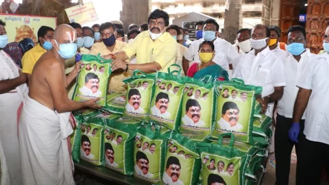 அரிசிப் பைகள் வழங்கும் ராஜேந்திர பாலாஜி