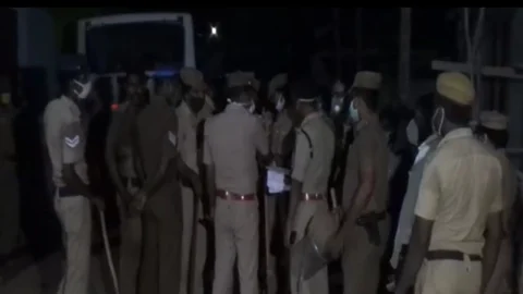 முள்ளூர்த்துறை மீனவர் கிராமத்தில் குவிக்கப்பட்டுள்ள போலீஸ்