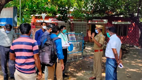 காவல் நிலையம் முன் மருத்துவர்கள்