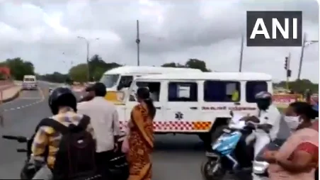 நிறுத்திவைக்கப்பட்டுள்ள ஆம்புலன்ஸ்
