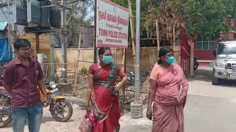 காவல்நிலைய வாசலில் நிற்கும் கார்த்திகா