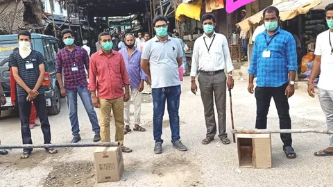 தன்னார்வலர்களுடன் தாசில்தார் முருகன்