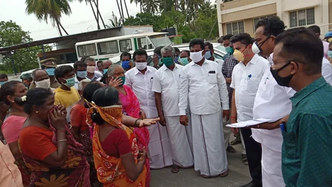 எம்.ஆர்.விஜயபாஸ்கரிடம் புகார் சொல்லும் மக்கள்