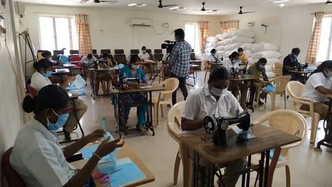 முகக்கவசங்களைத் தயாரிக்கும் பெண் காவலர்கள்