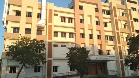 திறக்கப்படாமல் இருக்கும் மருத்துவமனைக் கட்டடம்