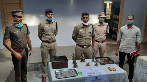 மீட்கப்பட்ட சாமி சிலைகளுடன் எஸ்.பி வருண்குமார்.