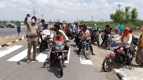 பைக்கில் சொந்த ஊருக்குக் கிளம்பிய தொழிலாளர்கள்