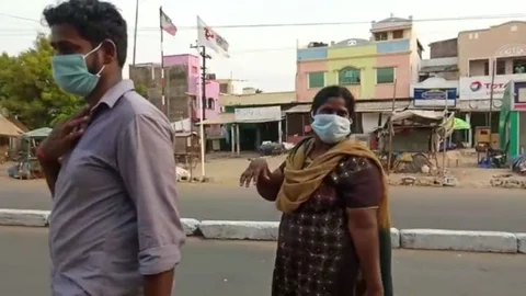 தனது கணவரோடு நடந்து வரும் ராதா