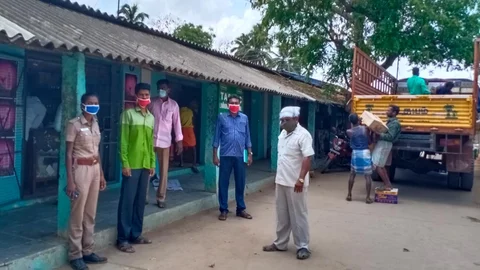 விழிப்புணர்வு செய்யும் ஆசிரியர்கள்