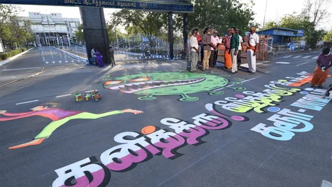 ஓவியர்களைப் பாராட்டும் ஆட்சியர்