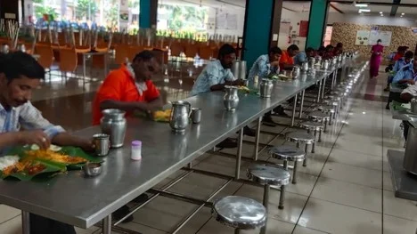 வாழை இலையில் உணவு