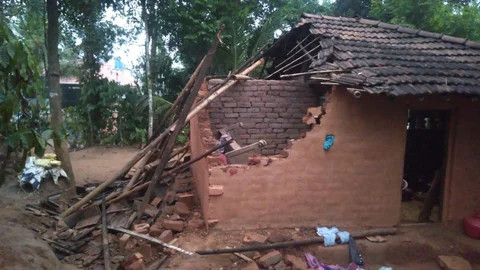 யானை தாக்கியதில் சேதமடைந்த வீடு