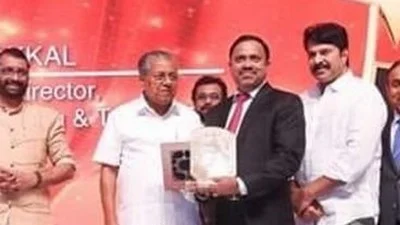 தற்கொலை செய்து கொண்ட ஜாய் அரக்கல் விருது பெற்ற போது...