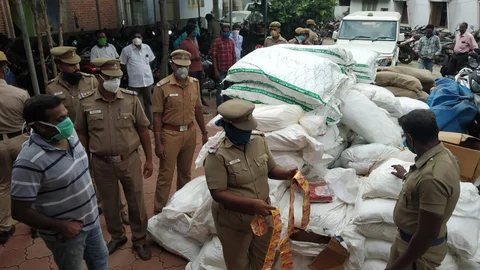 களியக்காவிளையில் பறிமுதல் செய்யப்பட்ட குட்கா மூட்டைகள்