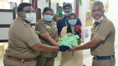 குழந்தையை ஒப்படைத்த போலீஸ்