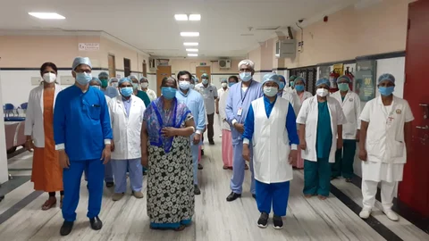 கொரோனா தொற்றால் பாதிக்கப்பட்டுக் குணமடைந்த மூதாட்டி