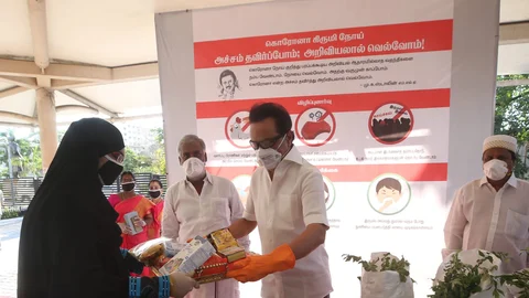 பொருள்களை வழங்கும் மு.க.ஸ்டாலின்