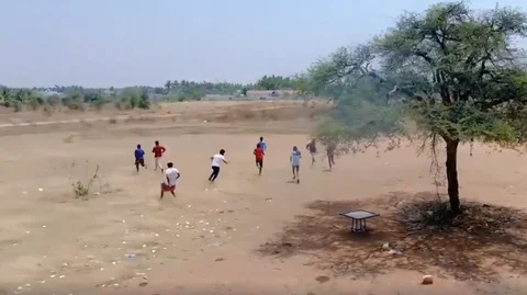 ட்ரோனைப் பார்த்து தெறித்து ஓடும் இளைஞர்கள்