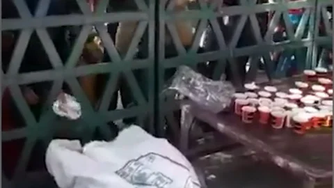 பசியால் வாடும் மக்கள்