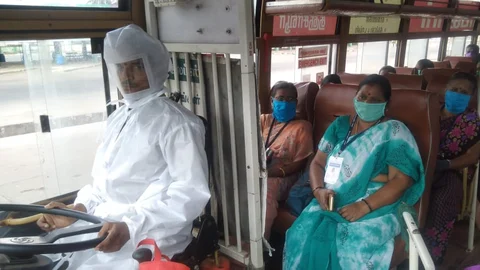 பாதுகாப்பு உடையணிந்த டிரைவர்