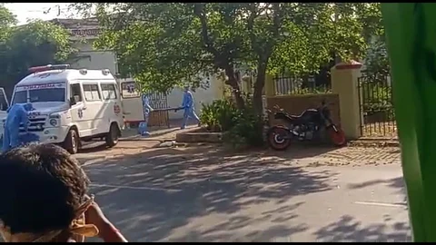 கொரோனா நோயாளி கொண்டு வரப்பட்ட ஆம்புலன்ஸ்