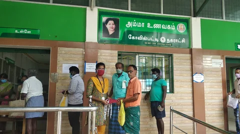 முகக்கவசம் வழங்கும் மாணவி