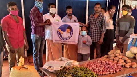 சர்க்கஸ் குழுவினருக்கு உதவும் விஜய் ரசிகர்கள்