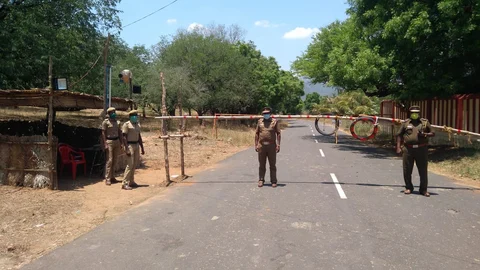 போலீசாரின் சோதனைச் சாவடி