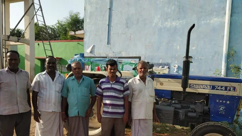 டிராக்டருடன் விவசாயிகள்