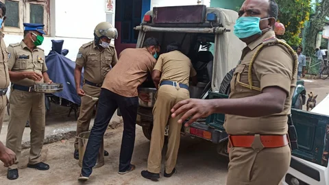 உணவு வழங்கும் இன்ஸ்பெக்டர் ராதாகிருஷ்ணன்
