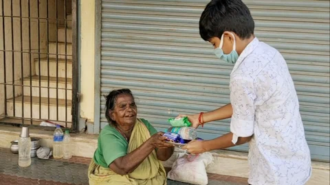 பிறந்தநாளில் பிஸ்கட் கொடுத்த சிறுவன்