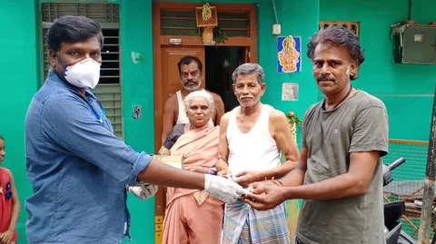 மக்களுக்கு மருத்துவர் மாத்திரை வழங்கல்