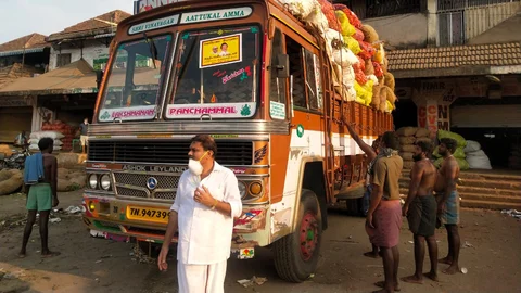 கோயம்பேடு மார்க்கெட்டில் பார்த்திபன்