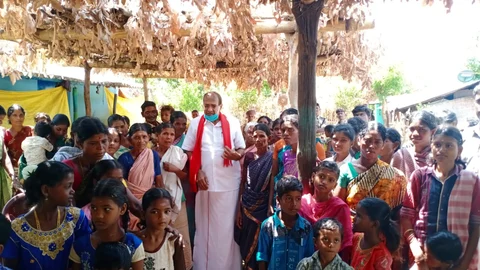பழங்குடியினருடன் எம்.பி சுப்பராயன்