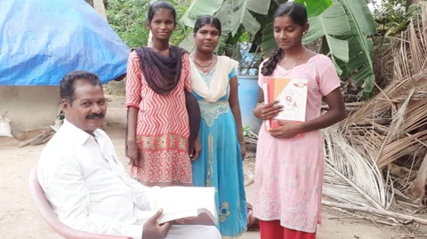 மாணவர்களின் வீடுகளுக்கே சென்று பாடம் நடத்தும் ஆசிரியர்