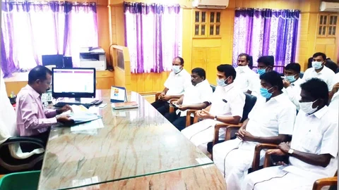 ஆட்சியரிடம் செந்தில் பாலாஜி மனு அளித்தபோது...