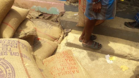 மண்ணோடு மண்ணாகக் கிடக்கும் அரிசி மூட்டைகள்