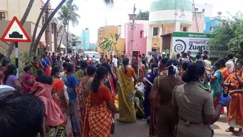 சாலை மறியல் போராட்டம் நடத்திய பெண்கள்.