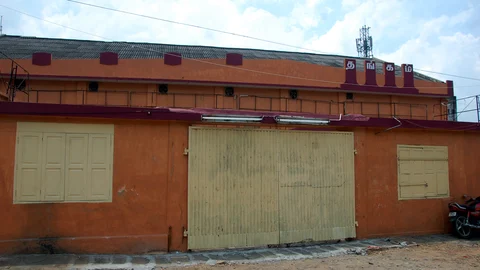 ஊரடங்கினால் மூடப்பட்டிருக்கும் திரையரங்கு