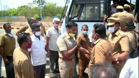 போலீஸிடம் வாக்குவாதம் செய்த ஆட்டோ டிரைவர்கள்