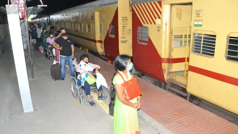 சிறப்பு ரயிலில் பயணிக்கும் நபர்கள்