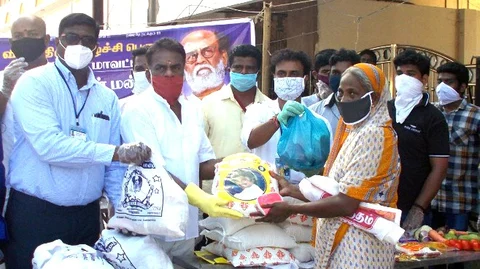 உதவிப் பொருள்கள் வழங்கும் ரஜினி மக்கள் மன்ற நிர்வாகிகள்